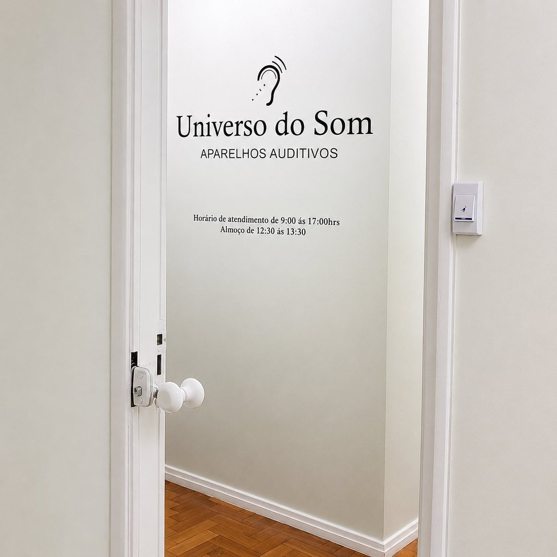 Sala de atendimento da Universo do Som com mesa e aparelhos auditivos
